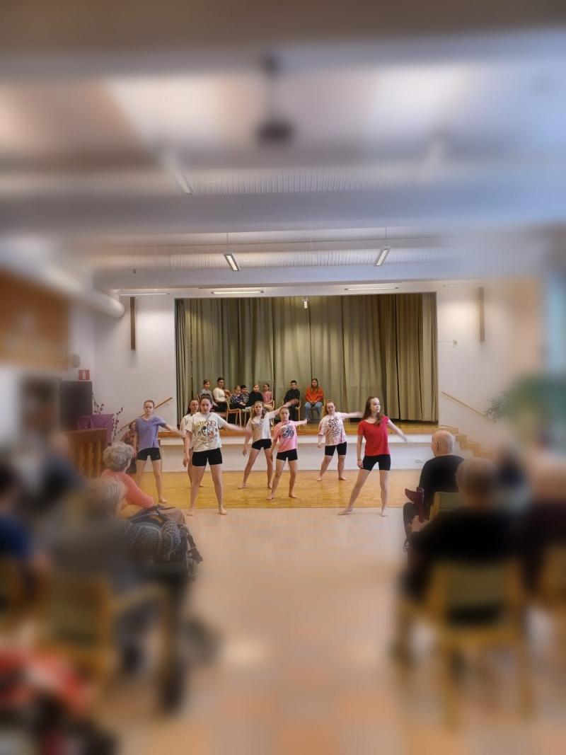 Esiintyminen palvelutalolla