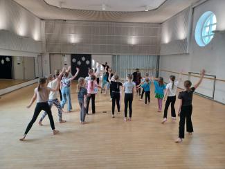 Tanssikoulun oppilaita